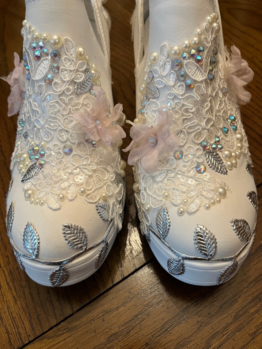 Journee Collection Floral Appliqué Slip-On Shoes, size 8 - Picture 6 of 15